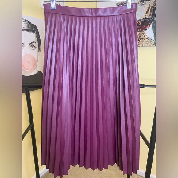 💫HP‼️💫 NWT 7 FOR ALLL MANKIND Pleated Faux Leather Skirt in Burgundy, Sz Small - Picture 3 of 3